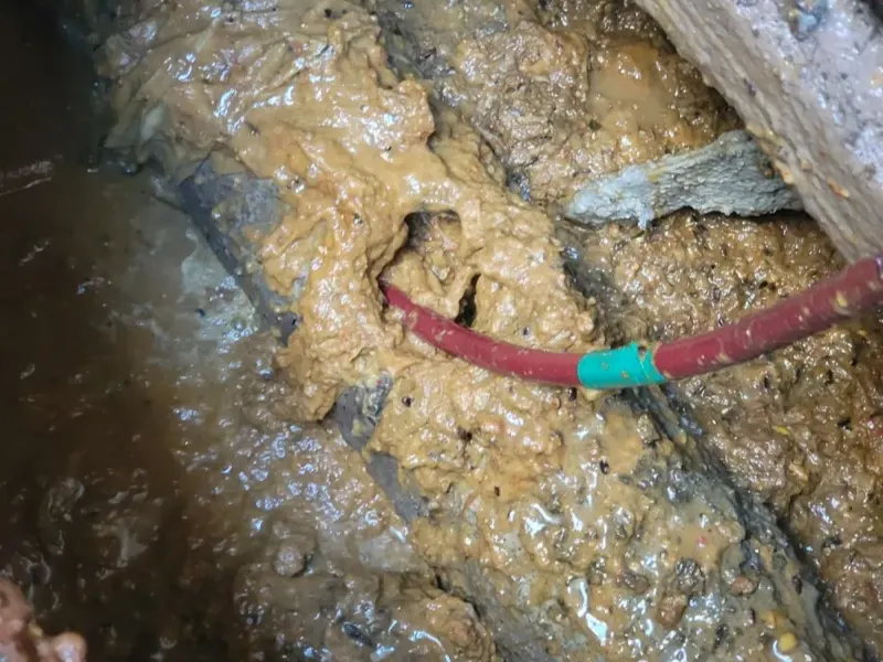 밀양 배관 바닥에 쌓인 슬러지