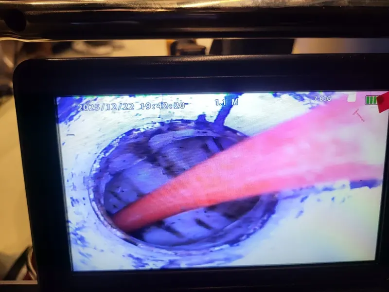 밀양 스프링 장비가 관 안으로 들어간 내시경 화면
