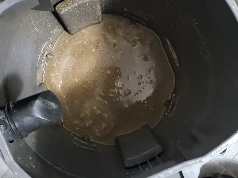 밀양 석션 장비 통에 빨려 나온 오수와 찌꺼기